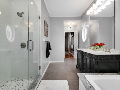 6 Rowe St, Newton MA 02466-1596 exterior