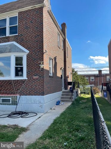 7807 Horrocks St, Philadelphia, PA 19152-3708