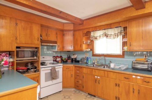 20 St, Taunton MA 02780-4392 exterior