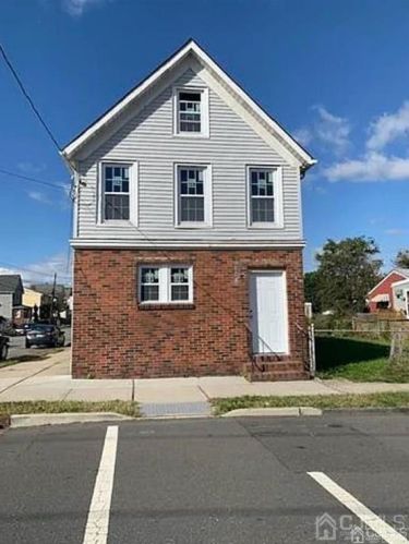 9 Christopher St, Carteret, NJ 07008-3142