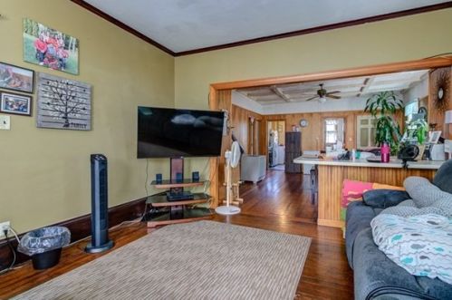 444 Brock Ave, New Bedford MA 02744-1437 exterior