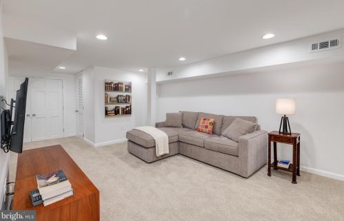 335 6 St, Philadelphia PA 19140-4560 exterior