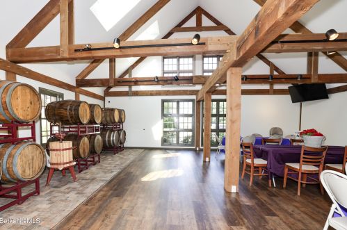 296 Main St, Sheffield MA 01257-9696 exterior