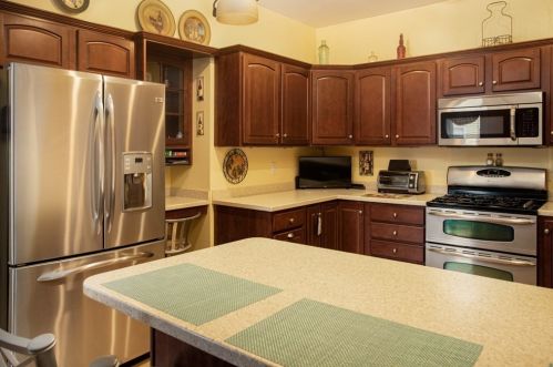 183 Thomas St, Fall River MA 02723-2404 exterior