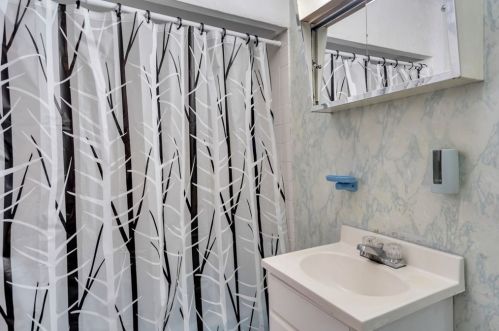 428 Lk Ave, Worcester MA 01605-2046 exterior