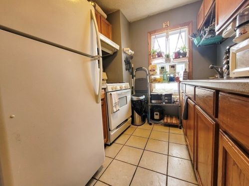 2 Barrett St, Fall River MA 02724-3302 exterior