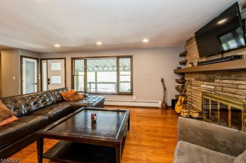 454 Skyline Lk Dr, Skyline Lakes NJ 07456-1917 exterior