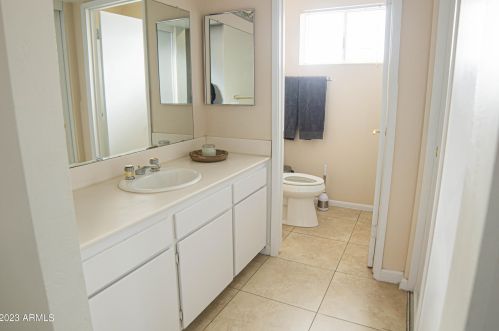 2322 Country Gables Dr, Phoenix AZ 85053-4532 exterior