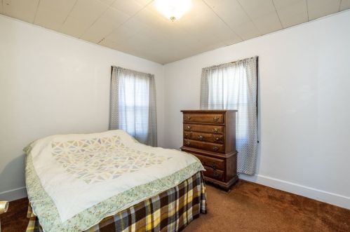 17 Pleasant St, Montgomery MA 01085-3719 exterior