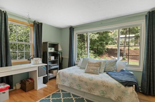 37 Howard Dr, Plymouth MA 02360-4272 exterior