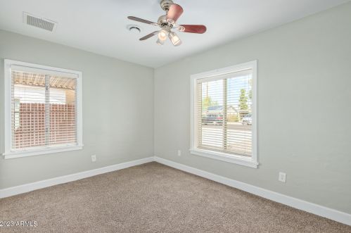 1351 Clarendon Ave, Phoenix AZ 85033-4118 exterior