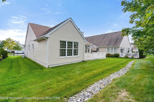 9 Fernwood Dr, Tinton Falls NJ 07712-8713 exterior