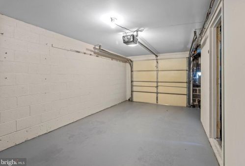 813 6 St, Philadelphia PA 19140-3327 exterior