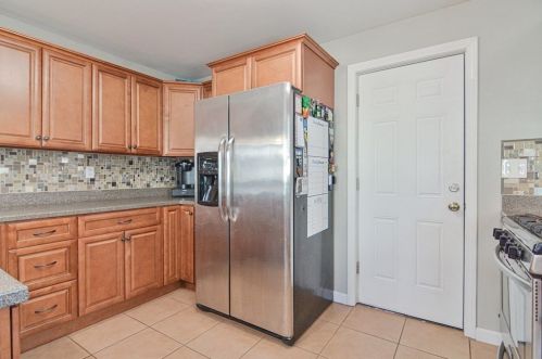 42 Raymond St, Fall River MA 02723-2823 exterior