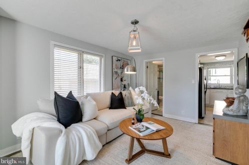 301 Lincoln Ave, West Deptford NJ  08066-1132 exterior