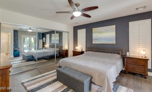 725 Country Gables Dr, Phoenix AZ 85053-4528 exterior