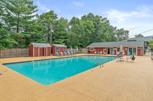 37 Fountain Ln, Weymouth MA 02190-2165 exterior