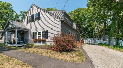 11 Seagull St, Rockport, MA 01966-2149
