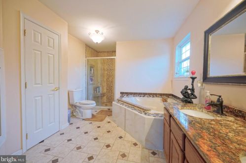 128 Betsy Ross Way, West Deptford NJ 08096-6872 exterior