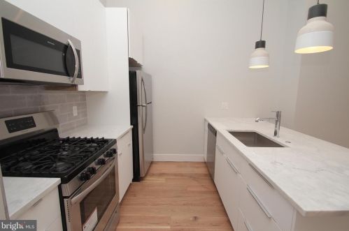 220 3rd St, Philadelphia, PA 19106-1113