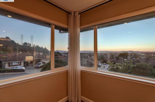 1476 Regent Dr, San Leandro CA 94577-5323 exterior