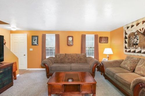 142 St, East Brookfield MA 01515-1612 exterior