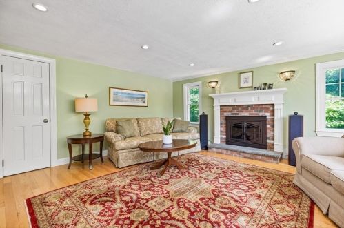 4 Pinegrove Rd, Hingham MA 02043-3923 exterior