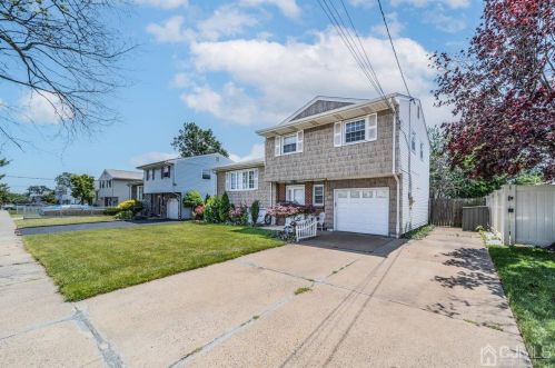 49 Charlotte St, Carteret, NJ 07008-1860