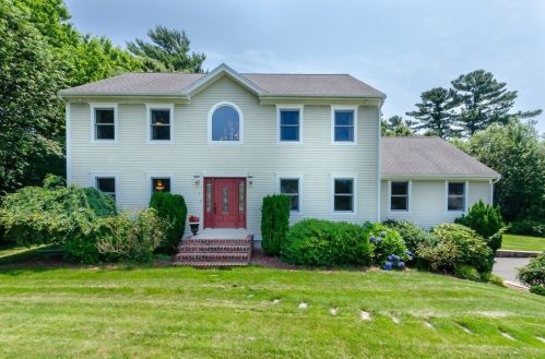 4 Gabriel Farm Dr, New Bedford, MA 02743-1329