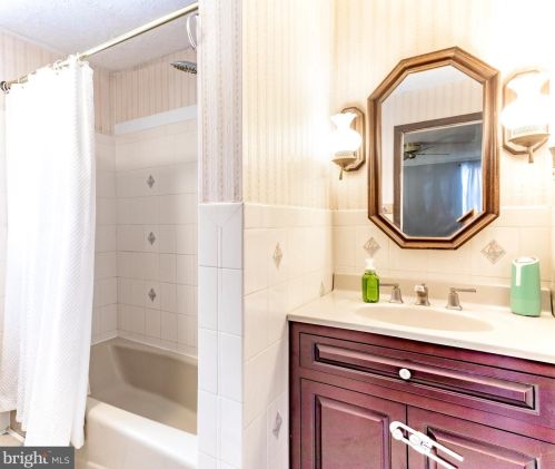 1037 Salem Ave, West Deptford NJ 08096-6062 exterior