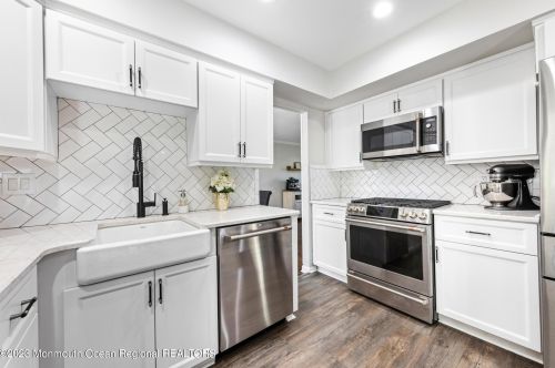 450 Branch Ave, Little Silver NJ  07739-1111 exterior