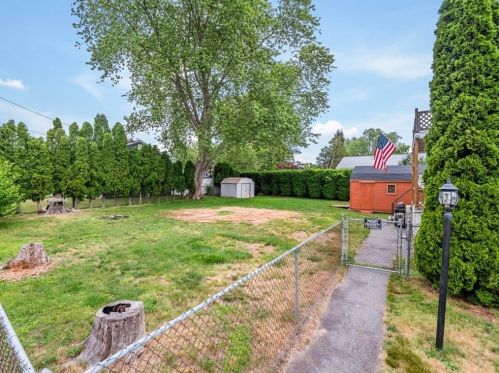 175 Middle Rd, New Bedford MA 02743-2016 exterior