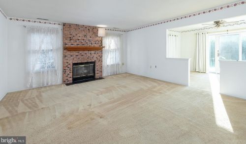 2 Lakebridge Dr, West Deptford NJ 08096-6717 exterior