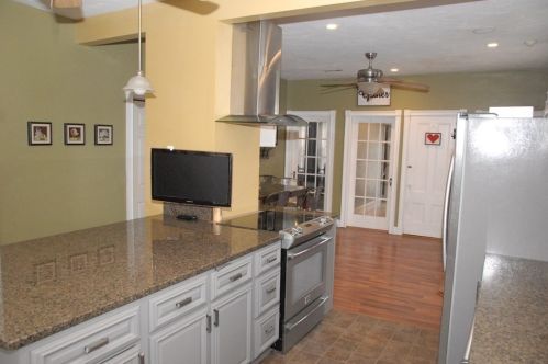 23 Elm Pl, Whitman, MA 02382-2427