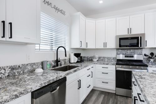 1121 11th St, Phoenix AZ 85006-2744 exterior