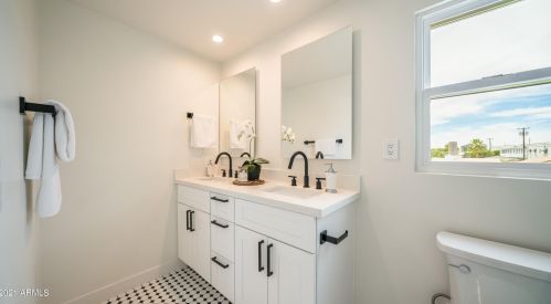 70 Edgemont Ave, Phoenix AZ 85035-2212 exterior