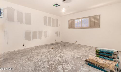 1332 Edgemont Ave, Phoenix AZ 85035-2212 exterior