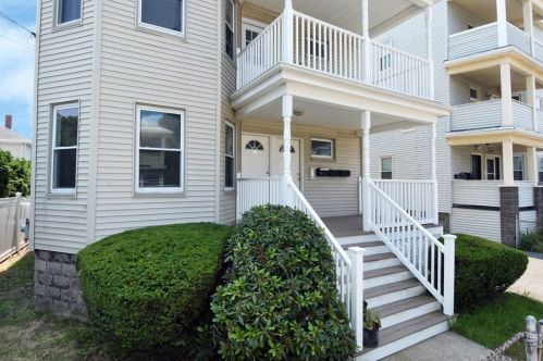 49 Highland Ave, Everett MA 02149-1434 exterior