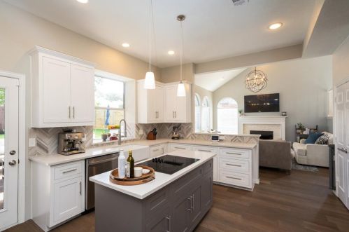 4027 Azure Ln, Addison TX 75001-3105 exterior