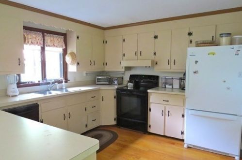 108 Buffam Rd, Amherst MA 01002-9720 exterior