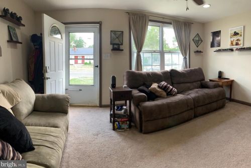 1028 Salem Ave, West Deptford, NJ 08096-6009