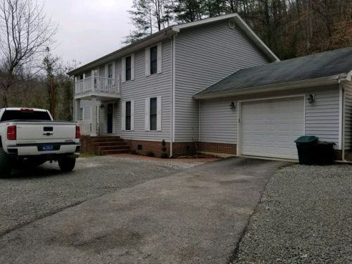 165 Hillcrest Hts, Pikeville, KY 41501-2162