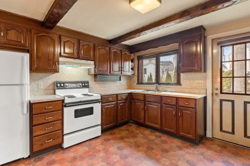 37 Spruce St, Milton MA 02186-4633 exterior