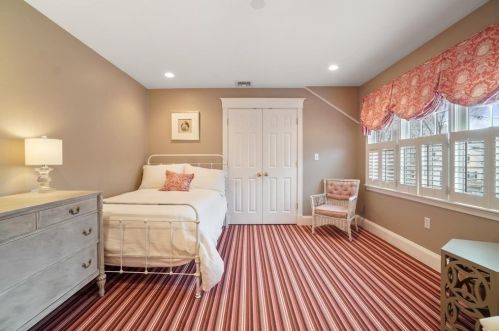 61 Village Ave, Dedham MA 02026-4209 exterior