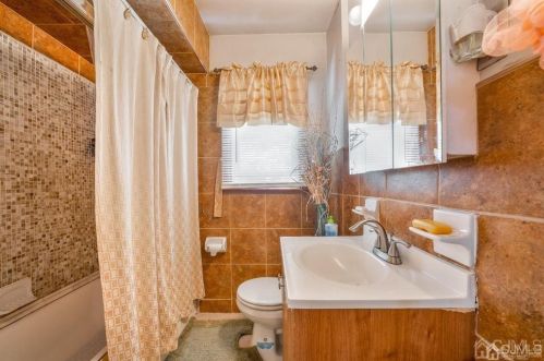 18 John St, Carteret NJ 07008-3112 exterior