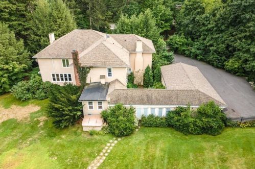 215 Ave, Weston MA 02493-1908 exterior