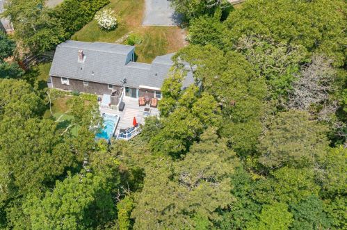 2 Uncle Zlotis Rd, Chatham MA 02633-1595 exterior