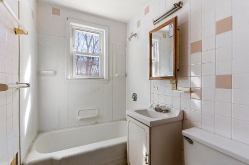 83 Litchfield Ave, Dracut MA 01826-2565 exterior