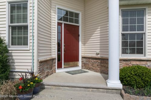 27 Fernwood Dr, Tinton Falls, NJ 07712-8712