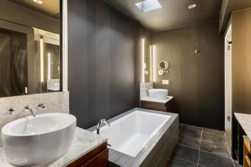 3241 Camelback Rd, Phoenix AZ 85033-1455 exterior